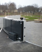 02_gebogenes_Schiebetor_mit_Quadratlochblechfuellung