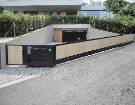 06_Schiebetor_in_Schraege_mit_vollflaechiger_Holzbeplankung